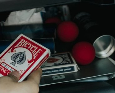 Koniec z chaosem w drzwiach auta: sprytne patenty na idealny porządek w schowkach kierowcy i pasażera