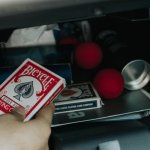 Koniec z chaosem w drzwiach auta: sprytne patenty na idealny porządek w schowkach kierowcy i pasażera