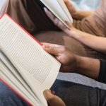 Razem przy książce: dlaczego wspólne czytanie to najlepszy rodzinny rytuał dnia