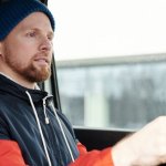 Playlista czy pułapka? Jak dźwięki w aucie kształtują koncentrację kierowcy