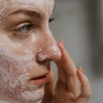 Zgaś ekran, włącz blask: rytuał pielęgnacyjny, który przywraca cerze świeżość po całym dniu online