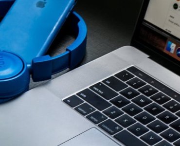 Dwie pary, podwójna satysfakcja: słuchawki do pracy i do rozrywki — kiedy to ma sens?