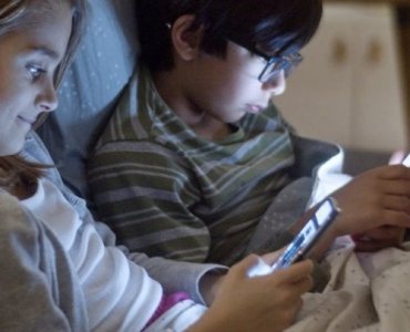 Telefon w rodzinie bez stresu: jak stworzyć zasady, które działają (i wszyscy ich przestrzegają)