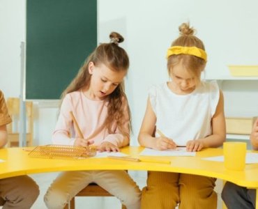 Wrażliwość w ławce: jak pomóc dziecku wysoko wrażliwemu odnaleźć się w szkole