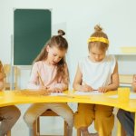 Wrażliwość w ławce: jak pomóc dziecku wysoko wrażliwemu odnaleźć się w szkole