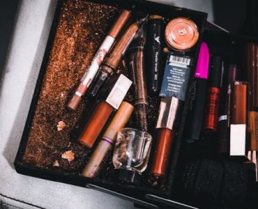 Mała kosmetyczka, zero kompromisów: lista mini hitów, które uratują każdą podróż