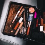 Mała kosmetyczka, zero kompromisów: lista mini hitów, które uratują każdą podróż